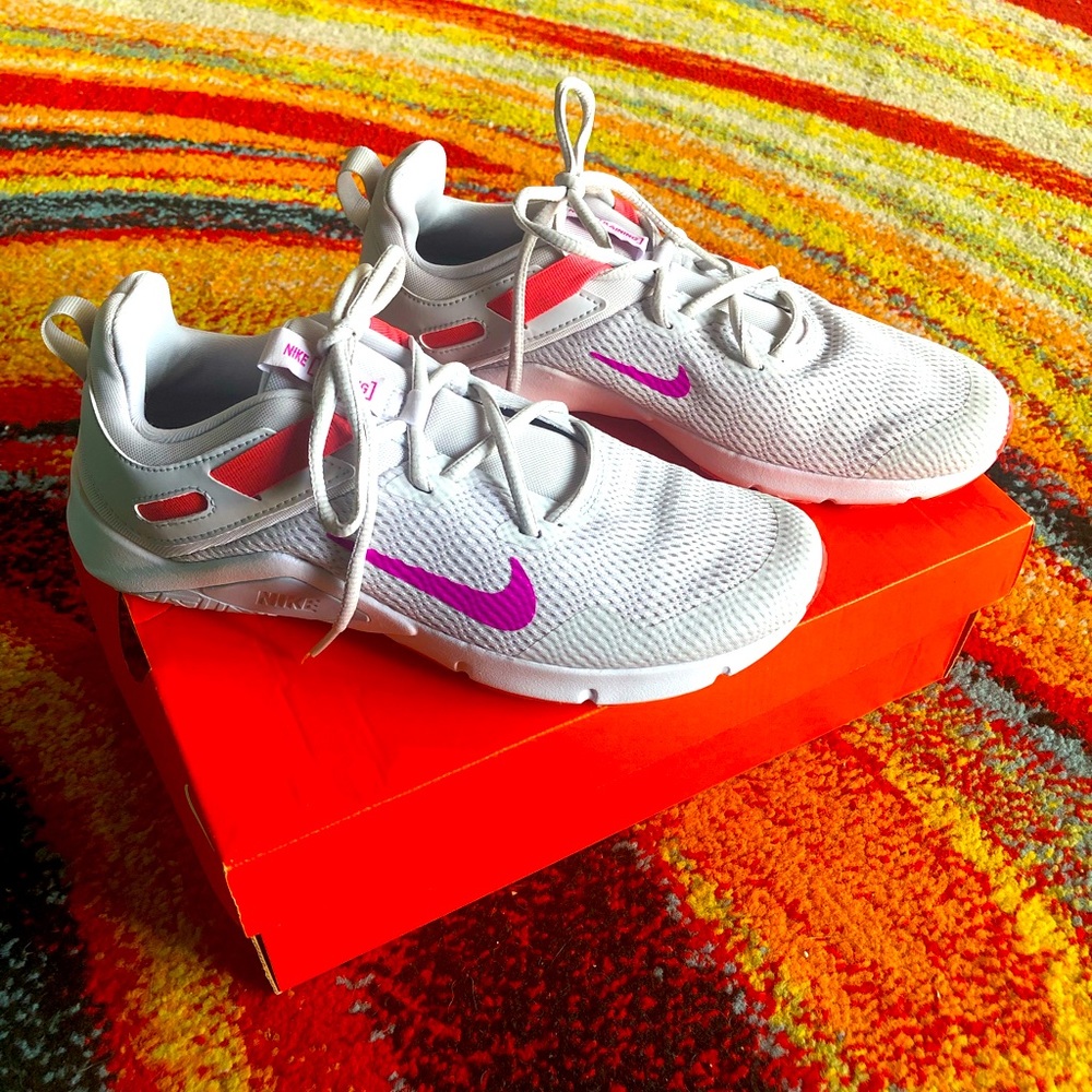 NIKE Women - Legend Essential - Size 9